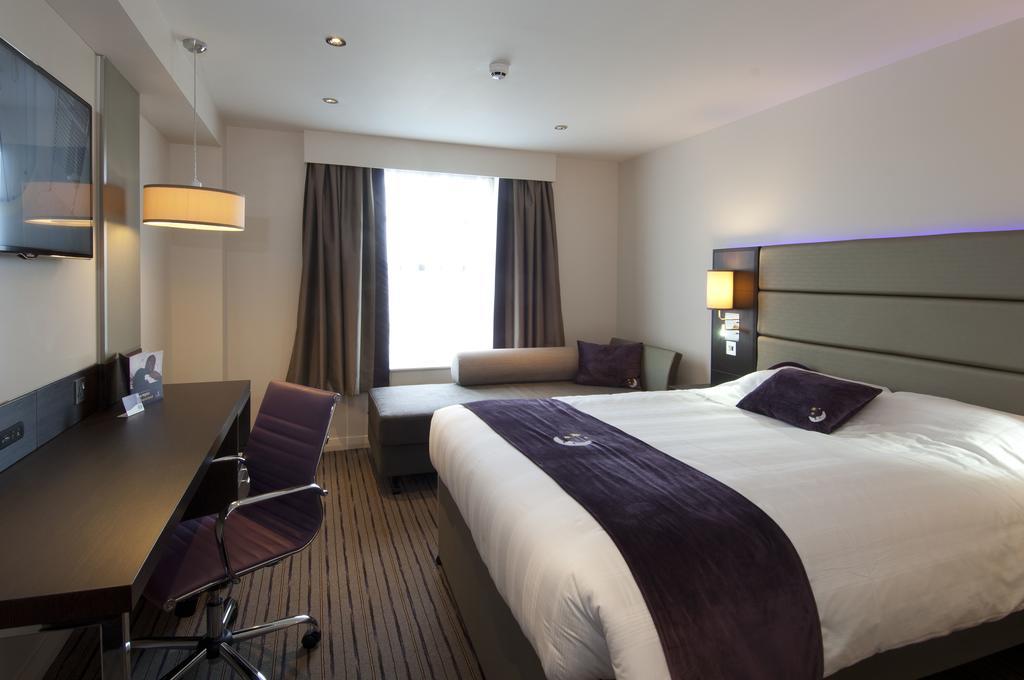 Premier Inn Oldham - Broadway Extérieur photo