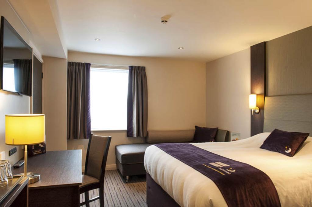 Premier Inn Oldham - Broadway Extérieur photo