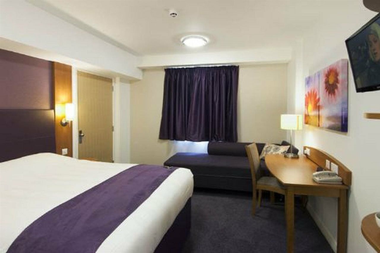 Premier Inn Oldham - Broadway Extérieur photo